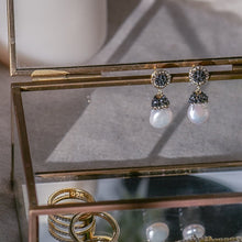 Load image into Gallery viewer, Mini Snowstorm Pearl Dangle Earring
